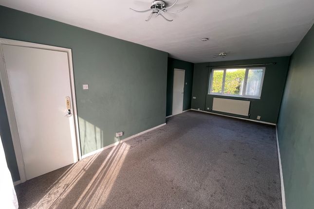 239, Birdsfoot Lane, Luton photo 2