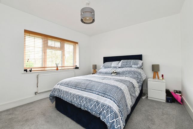 Flat 3, 28-30,, Third Avenue, Essex photo 3