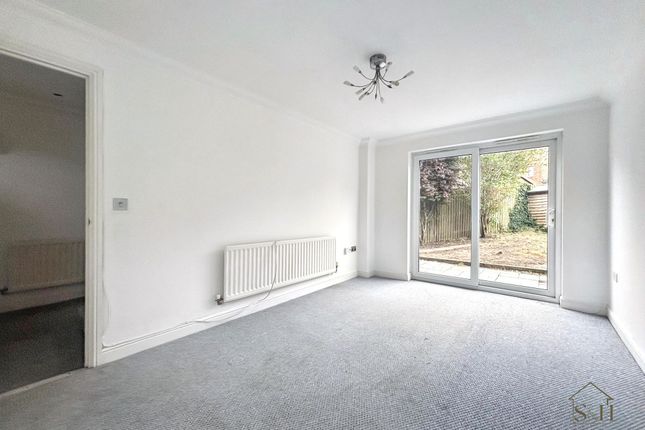 44 Holt Close, Ashford photo 2