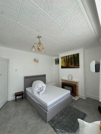 45, Philip Avenue, Romford photo 5