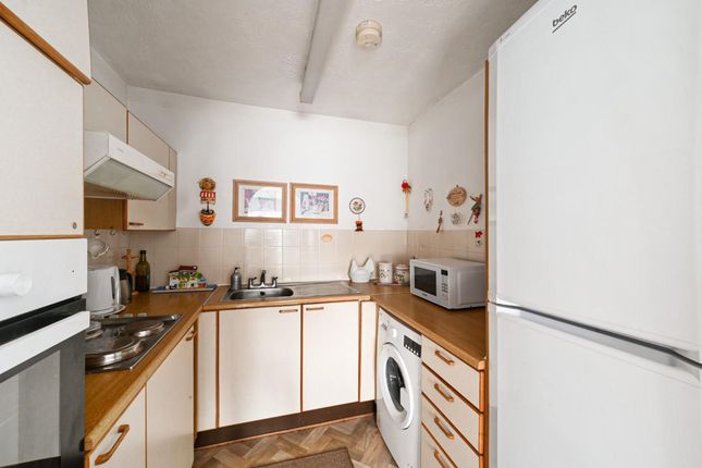 Flat 28, Brook Court, Sutton photo 3