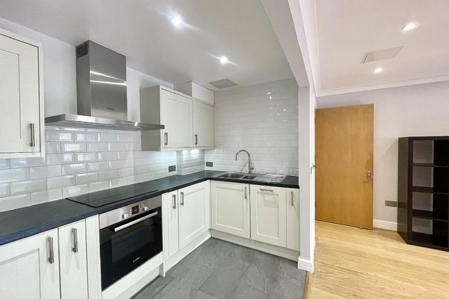 Thumbnail Flat to rent in Regent Court, 1 North Bank, London