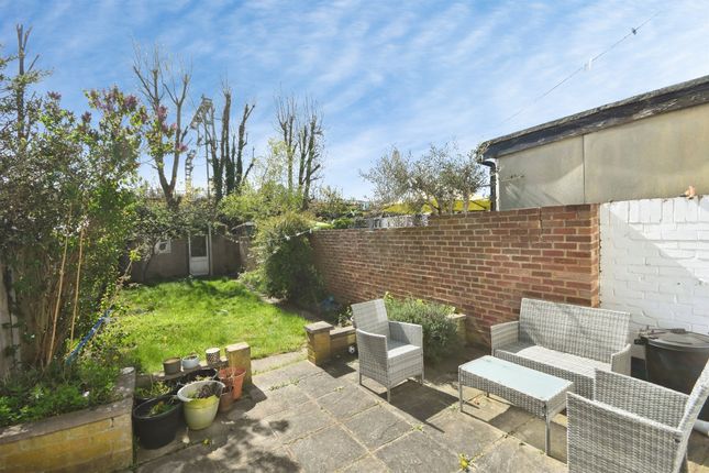 111, Sheringham Avenue, Romford photo 3
