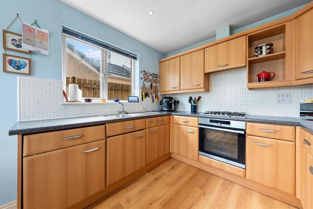 107, Mallace Avenue, Bathgate photo 3