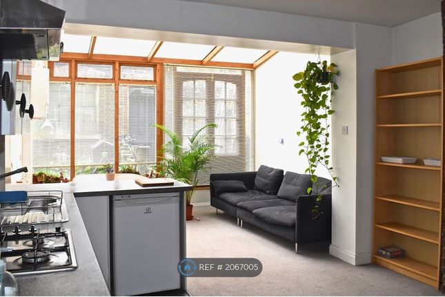 Flat to rent in The Angel, London