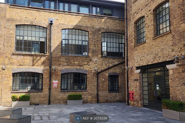 Flat to rent in Albion Buildings, London