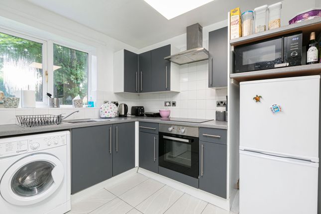 33 Black Swan Close, Crawley photo 2