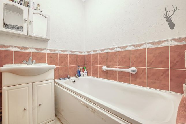Flat for sale in Hitchin Square, London