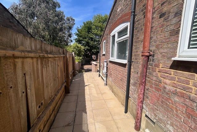 249, Luton photo 5