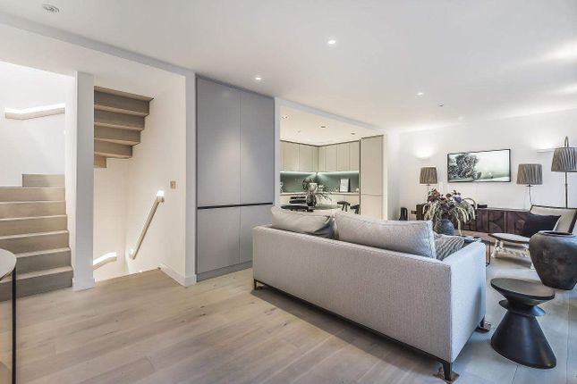 End terrace house for sale in Fulham Road, London