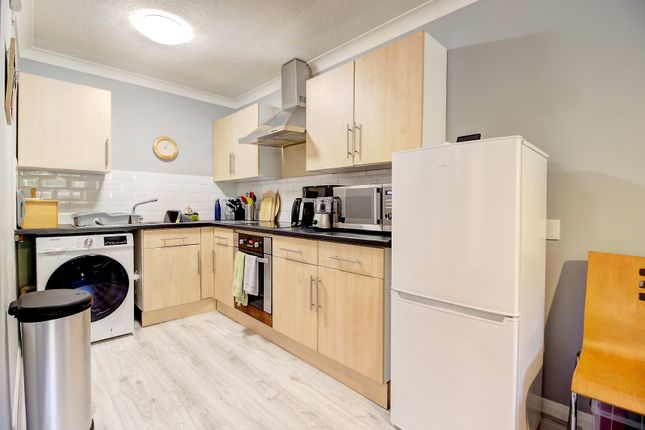 6 Shanklin Court, Newport Road, Aldershot photo 2