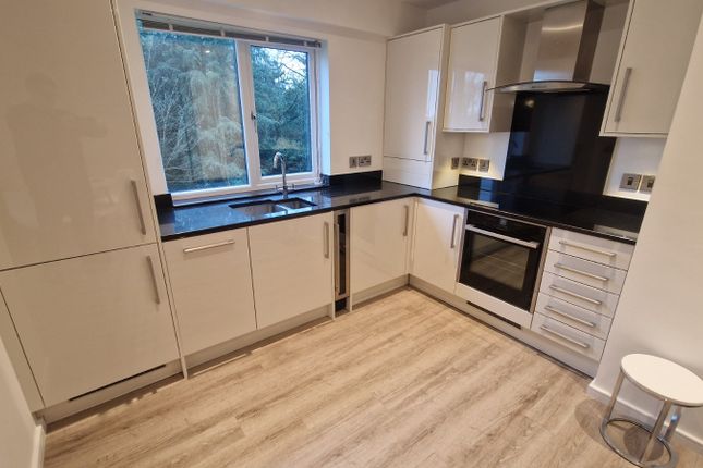 28, Wightwick Court, West Midlands photo 4