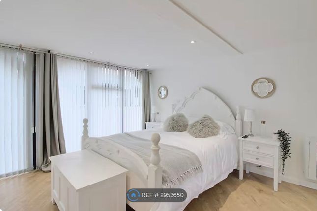Studio flat on A Main Road, Drayton Parslow, Milton Keynes, £1,300/mo