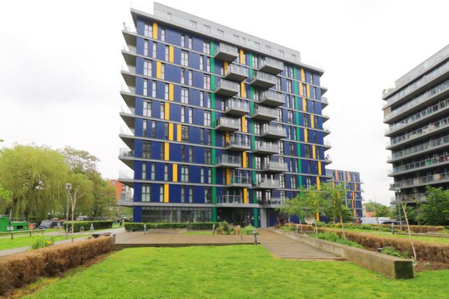Thumbnail Flat for sale in Hatton Road, London