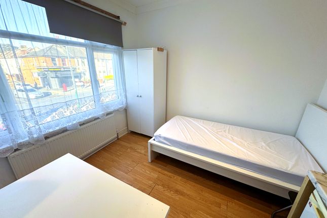 427, ILFORD LANE, ILFORD photo 3
