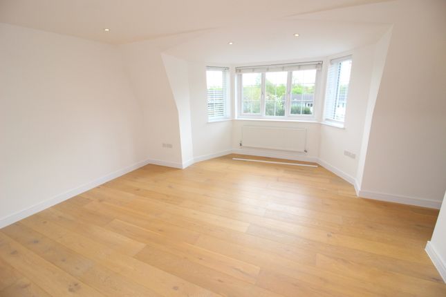 Flat to rent in The Avenue, Worcester Park