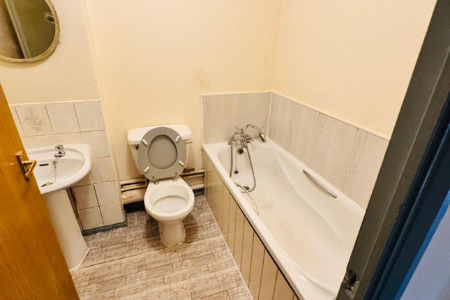 21 Pinewood Mews, OAKS RD, STANWELL, STAINES photo 4