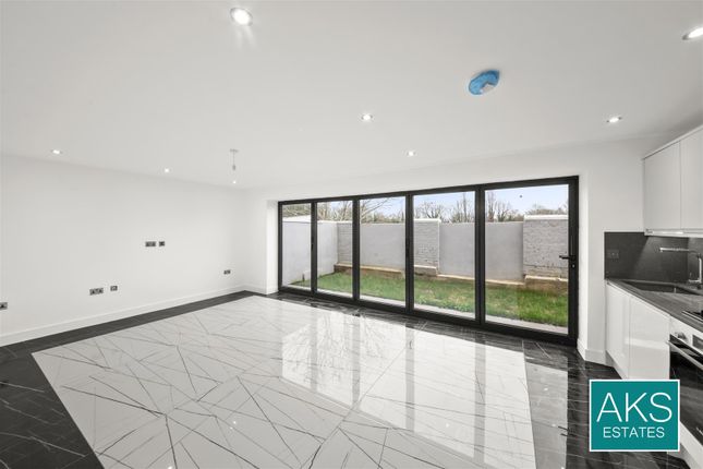 11B, Panhard Place, Southall photo 2