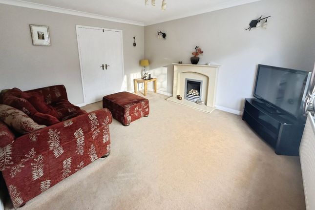 9, Coltsfoot Drive, Grimsby photo 3