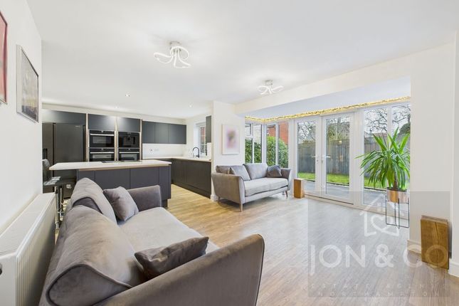 7, Willow Tree Way, Northampton photo 2