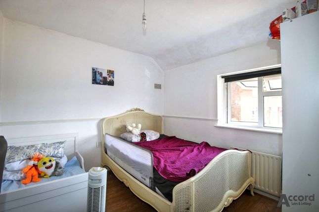 4 Dudley Gardens, Romford photo 4