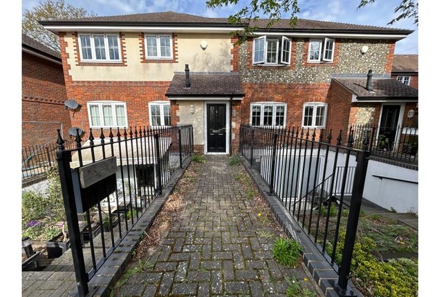 2-bed flat on 4, Paddock Gate (known as 3 Paddock Gate) and Parking Space, Windsor, £100,000