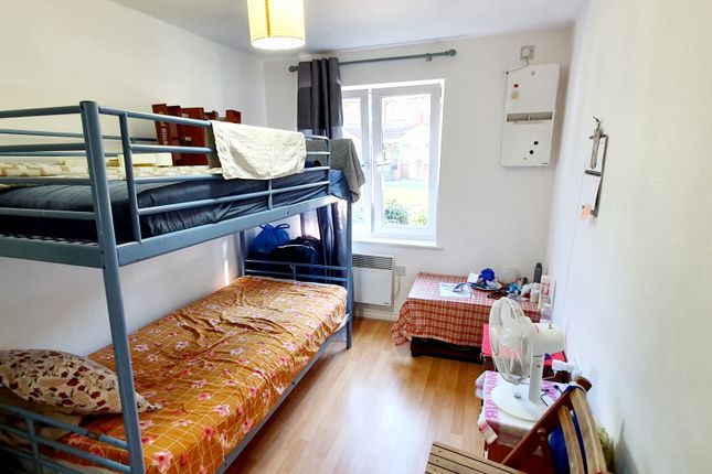 46, Blackburn Way, Hounslow photo 4