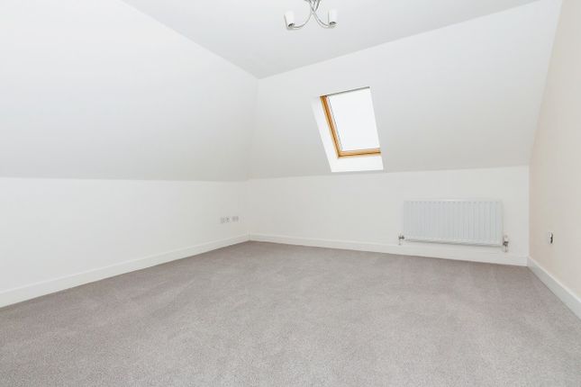 Flat to rent in High Street, Iver