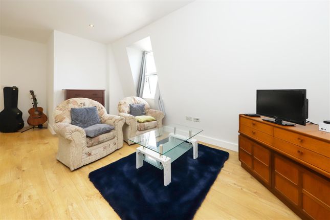 Thumbnail Flat for sale in Meadowlea Close, Harmondsworth, West Drayton