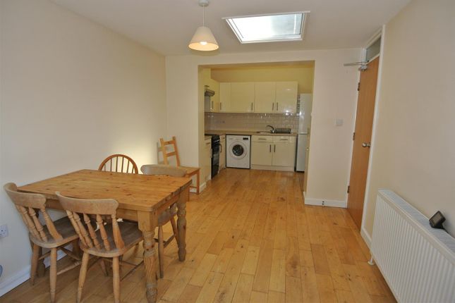 63, Vegal Crescent, Englefield Green photo 3