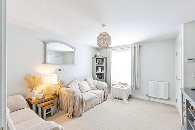 7, Emerald Way, Wellingborough photo 4