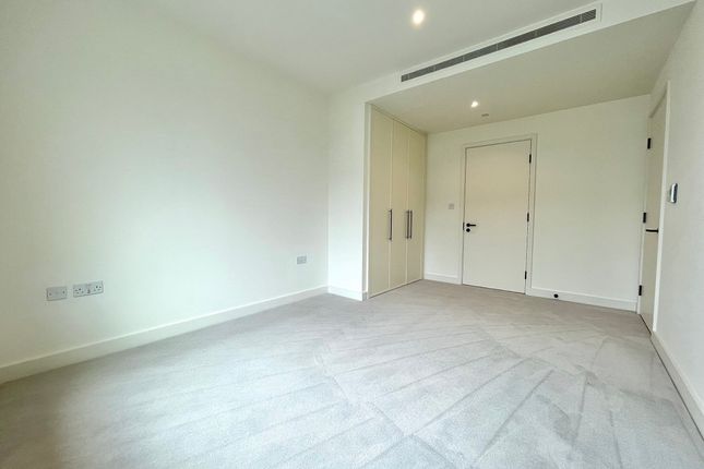 Flat to rent in Deanston Building, Royal Wharf, London