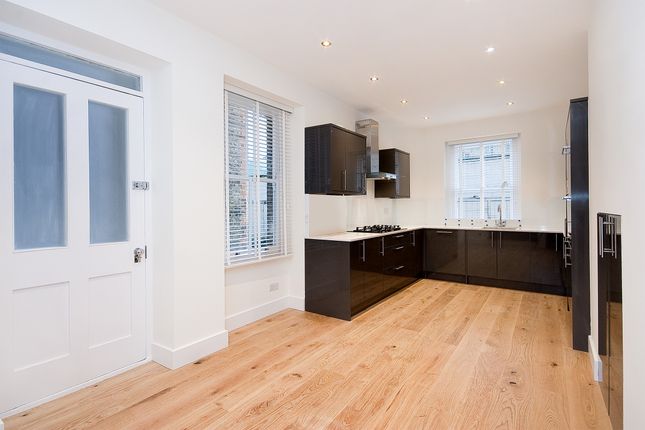 Flat to rent in Delaware Mansions, Delaware Road, London