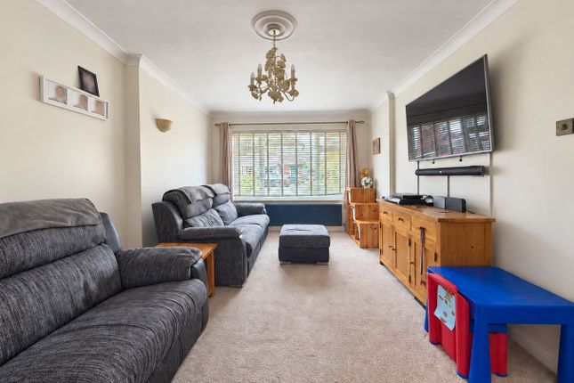 24, Broomfield Crescent, Wivenhoe photo 2