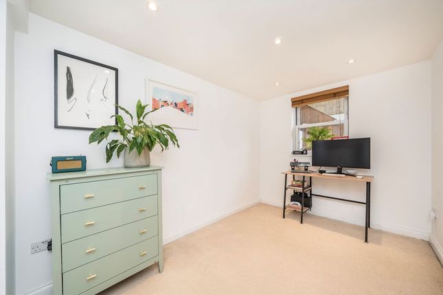 Apartment 1, 30, Bird In Bush Road, London photo 4
