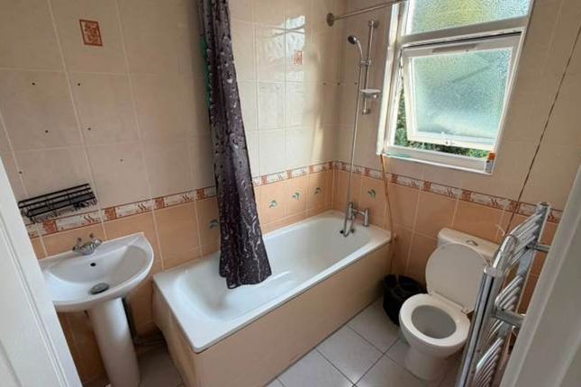 108 Links Road, London photo 3