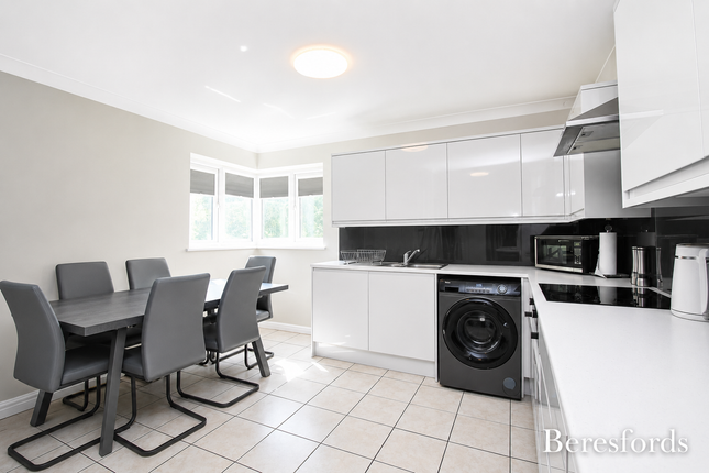 11, Amersham Avenue, Basildon photo 5