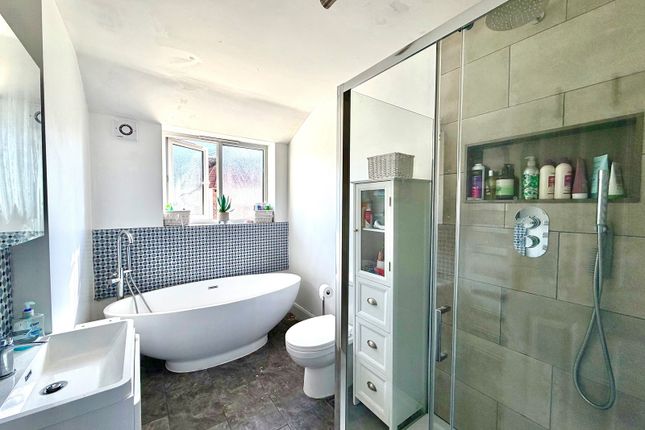 69, Cheshire Gardens, Chessington photo 4