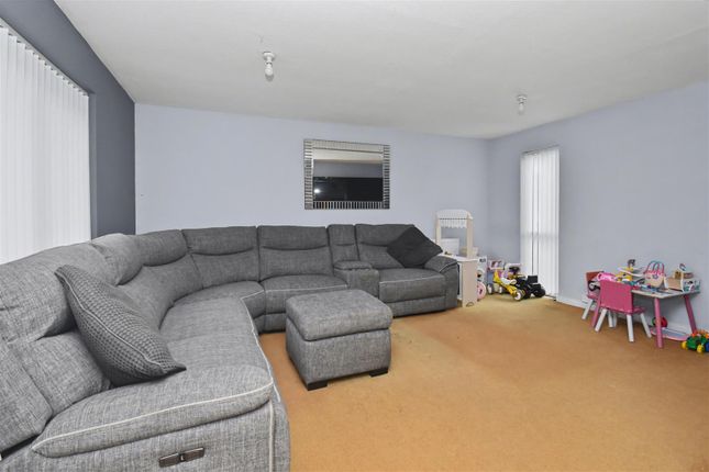 3, Albany Gardens, Corby photo 2