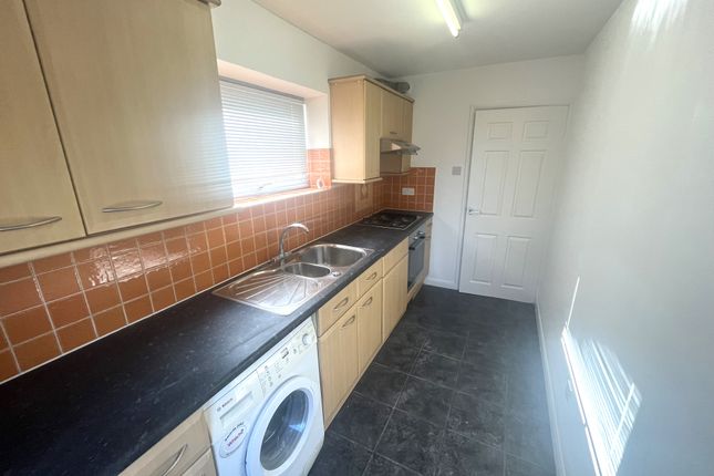 Flat to rent in Beverley Road, London