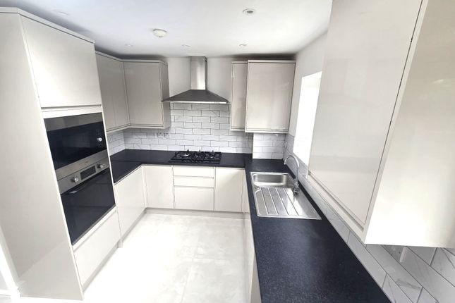 42 Harwood Avenue, Hornchurch photo 3