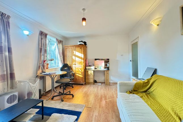 6, Hermiston Court, Friern Park, London photo 2