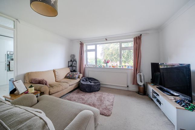 10, Beech Tree Drive, Farnham photo 3
