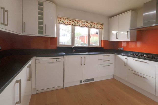 27 Tanglewood Close, Croydon photo 4