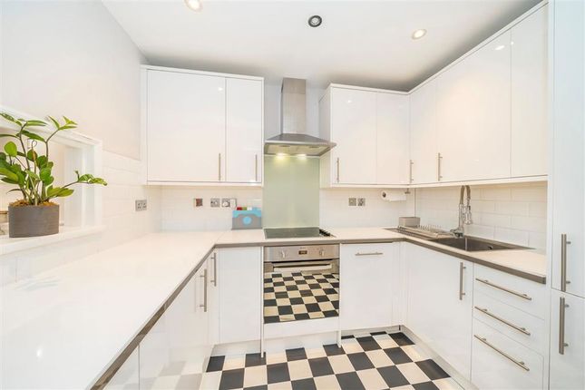 Flat 1, Delahay House, 15, Chelsea Embankment, London photo 3