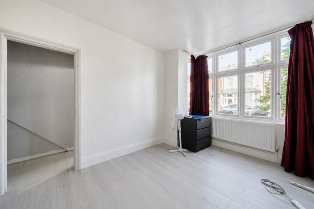 32, Whitford Gardens, Mitcham photo 4