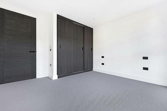 Flat for sale in Southwark Bridge Road, London