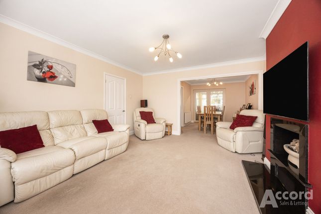4 Garry Close, Romford photo 2