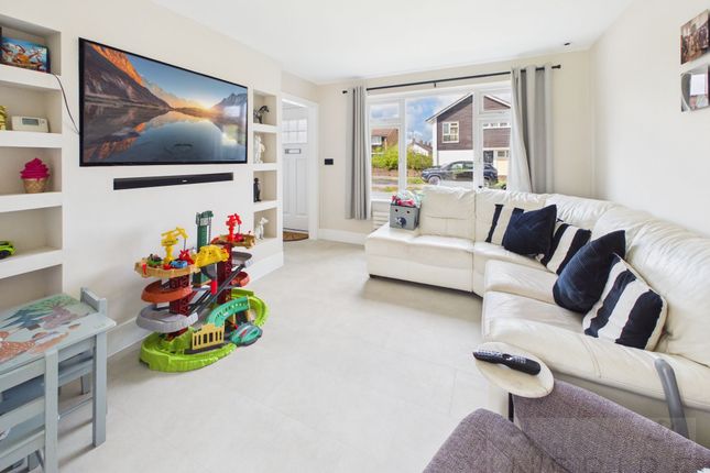 34 Cuckmere Crescent, Crawley photo 3