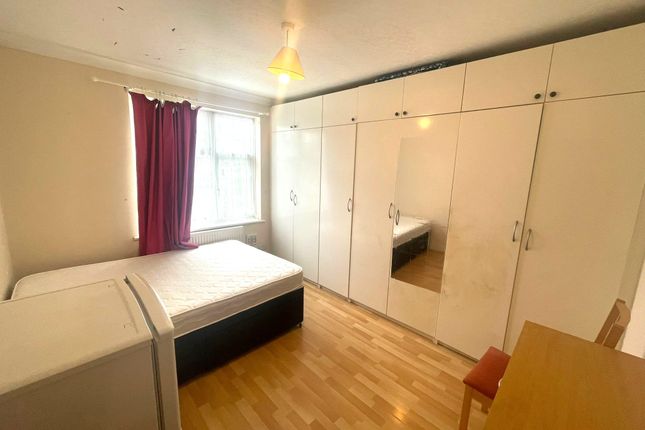 Thumbnail Room to rent in Colwood Gardens, Colliers Wood, London